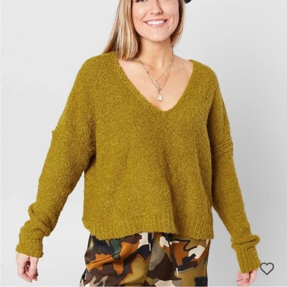 Free People Finders Keepers V-Neck Boucle Sweater in Athena Moss Green XS NWT - Picture 2 of 9